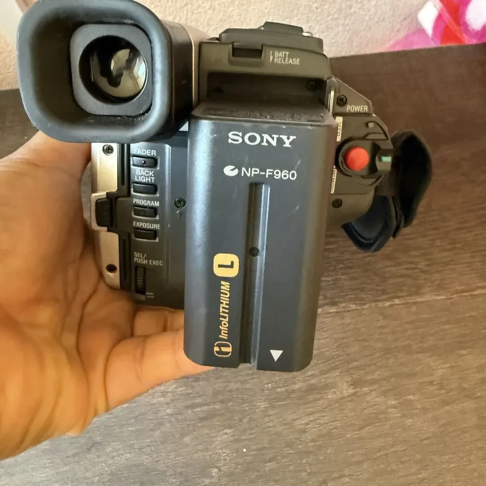 Sony Handycam DCR-TRV520 Digital8 Camcorder Plays Hi8 8mm Transfer Bundle